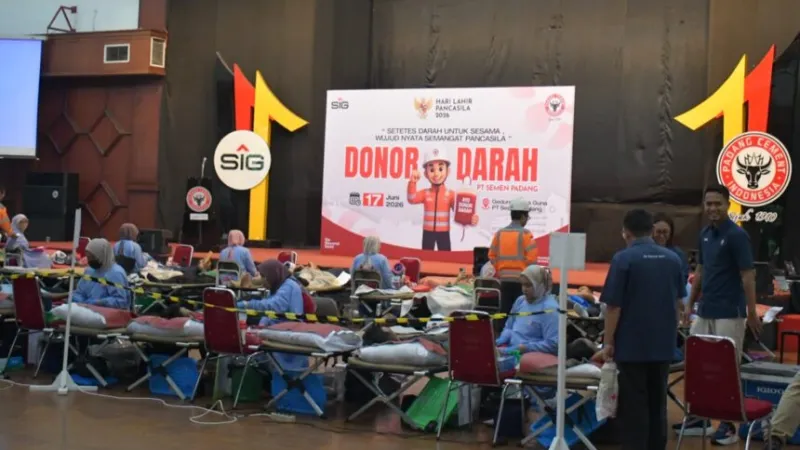 PT Semen Padang menjalankan kegiatan donor darah.( poto : padangkita.com )
