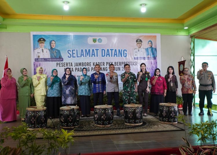 Wakil Wali Kota Allex Saputra membuka kegiatan tersebut. Ketua TP-PKK Kota Ny. Maria Feronika beserta jajaran, Staf Ahli TP-PKK Ny. Sri Wahyuni Allex.( poto : infosumbar.net )