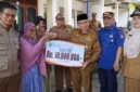 Wakil Wali Kota Padang Maigus Nasir menyerahkan BSTT kepada korban kebakaran rumah yang terjadi di Kawasan Komplek Cendana Blok D( poto : padangkita.com )
