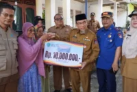 Wakil Wali Kota Padang Maigus Nasir menyerahkan BSTT kepada korban kebakaran rumah yang terjadi di Kawasan Komplek Cendana Blok D( poto : padangkita.com )