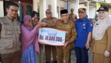 Wakil Wali Kota Padang Maigus Nasir menyerahkan BSTT kepada korban kebakaran rumah yang terjadi di Kawasan Komplek Cendana Blok D( poto : padangkita.com )
