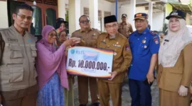 Wakil Wali Kota Padang Maigus Nasir menyerahkan BSTT kepada korban kebakaran rumah yang terjadi di Kawasan Komplek Cendana Blok D( poto : padangkita.com )