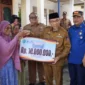 Wakil Wali Kota Padang Maigus Nasir menyerahkan BSTT kepada korban kebakaran rumah yang terjadi di Kawasan Komplek Cendana Blok D( poto : padangkita.com )