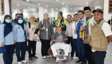 Dua jemaah haji Debarkasi Padang yang sebelumnya menjalani perawatan di Arab Saudi, akhirnya kembali menginjakkan kaki di Ranah Minang.( poto : padangkita.com )
