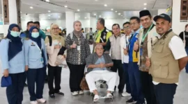 Dua jemaah haji Debarkasi Padang yang sebelumnya menjalani perawatan di Arab Saudi, akhirnya kembali menginjakkan kaki di Ranah Minang.( poto : padangkita.com )