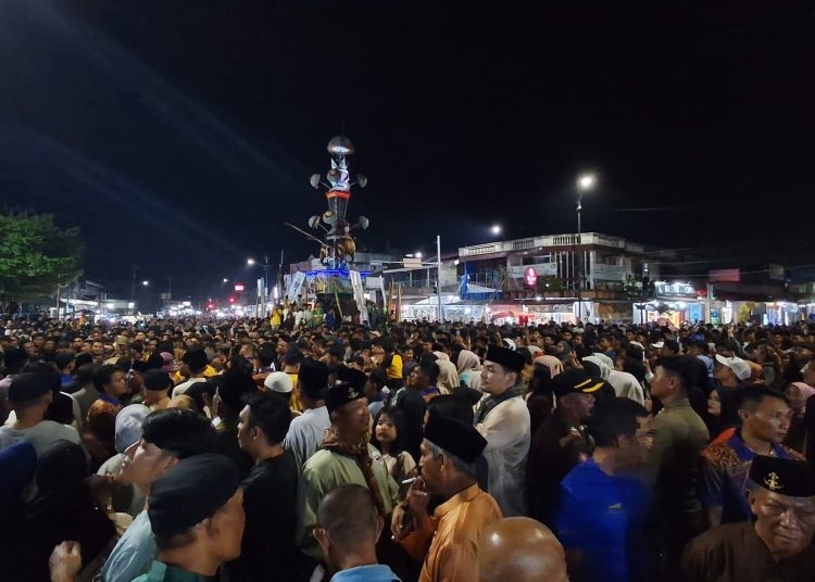Suasana simpang tabuik Pariaman di penuhi lautan manusia yang menyaksikan ( poto : infosumbar.net )