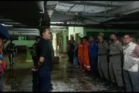Puluhan Personel Satuan Polisi Pamong Praja (Satpol PP) Kota Padang turut diperbantukan bergagung bersama Dinas Perdagangan Kota Padang. ( poto : padangkita.com )