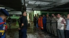 Puluhan Personel Satuan Polisi Pamong Praja (Satpol PP) Kota Padang turut diperbantukan bergagung bersama Dinas Perdagangan Kota Padang. ( poto : padangkita.com )