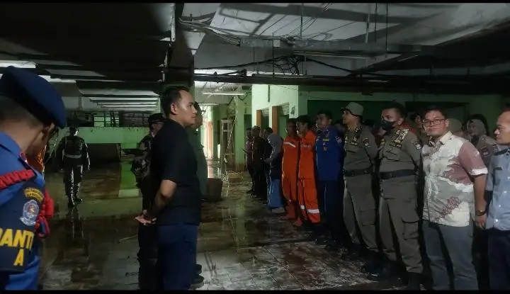 Puluhan Personel Satuan Polisi Pamong Praja (Satpol PP) Kota Padang turut diperbantukan bergagung bersama Dinas Perdagangan Kota Padang. ( poto : padangkita.com )