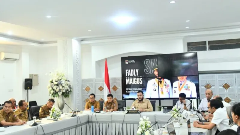 Wali Kota Padang, Fadly Amran, saat pertemuan strategis bersama jajaran Balai Wilayah Sungai (BWS) Sumatera V Padang Padang.( poto : padangkita.com )