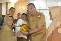 Wali Kota Pariaman Yota Balad menyerahkan bantuan secara simbolis kepada 2.191 KPM Kecamatan Pariaman Timur.( poto : padangkita.com )