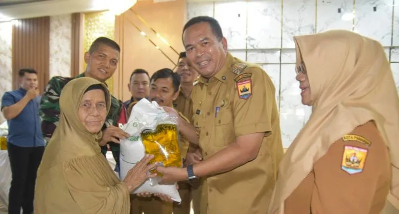 Wali Kota Pariaman Yota Balad menyerahkan bantuan secara simbolis kepada 2.191 KPM Kecamatan Pariaman Timur.( poto : padangkita.com )