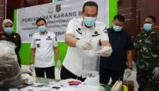 Wali Kota Pariaman, Yota Balad menghadiri pemusnahan barang bukti hasil tindak pidana yang telah memiliki kekuatan hukum tetap atau inkrah.( poto : padangkita.com )