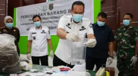 Wali Kota Pariaman, Yota Balad menghadiri pemusnahan barang bukti hasil tindak pidana yang telah memiliki kekuatan hukum tetap atau inkrah.( poto : padangkita.com )