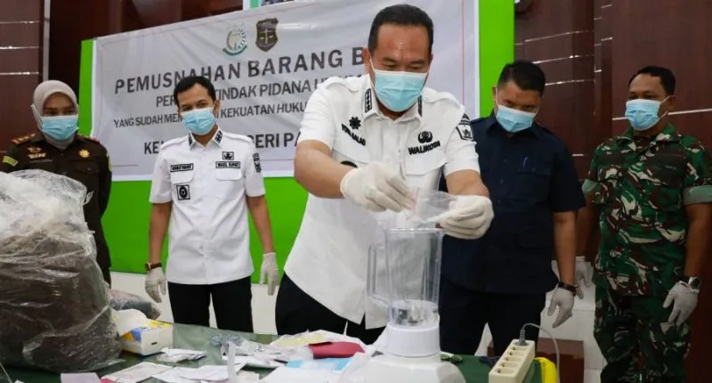 Wali Kota Pariaman, Yota Balad menghadiri pemusnahan barang bukti hasil tindak pidana yang telah memiliki kekuatan hukum tetap atau inkrah.( poto : padangkita.com )