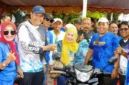 Wali Kota Pariaman Yota Balad menutup dan menyeerahkan doorprice.( poto : padangkita.com )