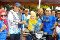 Wali Kota Pariaman Yota Balad menutup dan menyeerahkan doorprice.( poto : padangkita.com )