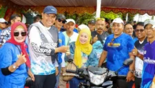 Wali Kota Pariaman Yota Balad menutup dan menyeerahkan doorprice.( poto : padangkita.com )