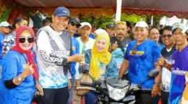 Wali Kota Pariaman Yota Balad menutup dan menyeerahkan doorprice.( poto : padangkita.com )