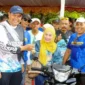 Wali Kota Pariaman Yota Balad menutup dan menyeerahkan doorprice.( poto : padangkita.com )