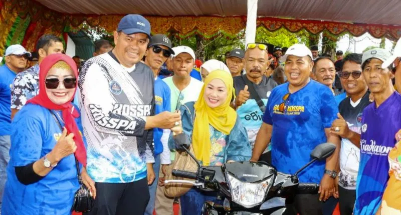 Wali Kota Pariaman Yota Balad menutup dan menyeerahkan doorprice.( poto : padangkita.com )