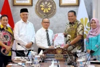 Wali Kota Pariaman Yota Balad membahas langsung program tersebut bersama Menteri KP2MI Mukhtarudin dan perwakilan Universitas PASIM Bandung,Minggu (22/6/2026).( poto : padangkita.com )