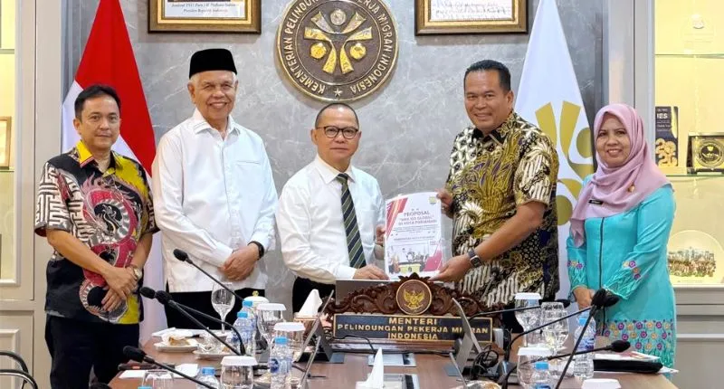 Wali Kota Pariaman Yota Balad membahas langsung program tersebut bersama Menteri KP2MI Mukhtarudin dan perwakilan Universitas PASIM Bandung,Minggu (22/6/2026).( poto : padangkita.com )