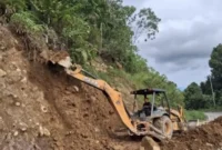 Alat berat membuka trase sementara di ruas Labuahsampik-Kayupasak, Kecamatan Palembayan, Kamis (25/6).( poto : padek.jawapos.com )