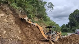 Alat berat membuka trase sementara di ruas Labuahsampik-Kayupasak, Kecamatan Palembayan, Kamis (25/6).( poto : padek.jawapos.com )