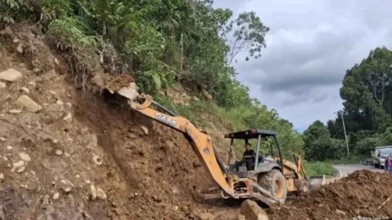 Alat berat membuka trase sementara di ruas Labuahsampik-Kayupasak, Kecamatan Palembayan, Kamis (25/6).( poto : padek.jawapos.com )