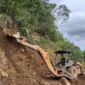 Alat berat membuka trase sementara di ruas Labuahsampik-Kayupasak, Kecamatan Palembayan, Kamis (25/6).( poto : padek.jawapos.com )