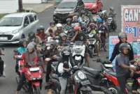 Warga mengantre pembelian Bahan Bakar Minyak (BBM) subsidi jenis Pertalite di salah satu Stasiun Pengisian Bahan Bakar Umum (SPBU) di Kota Bengkulu, Bengkulu, Sabtu (24/5/2025). ( Poto : ANTARA )