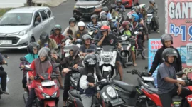 Warga mengantre pembelian Bahan Bakar Minyak (BBM) subsidi jenis Pertalite di salah satu Stasiun Pengisian Bahan Bakar Umum (SPBU) di Kota Bengkulu, Bengkulu, Sabtu (24/5/2025). ( Poto : ANTARA )