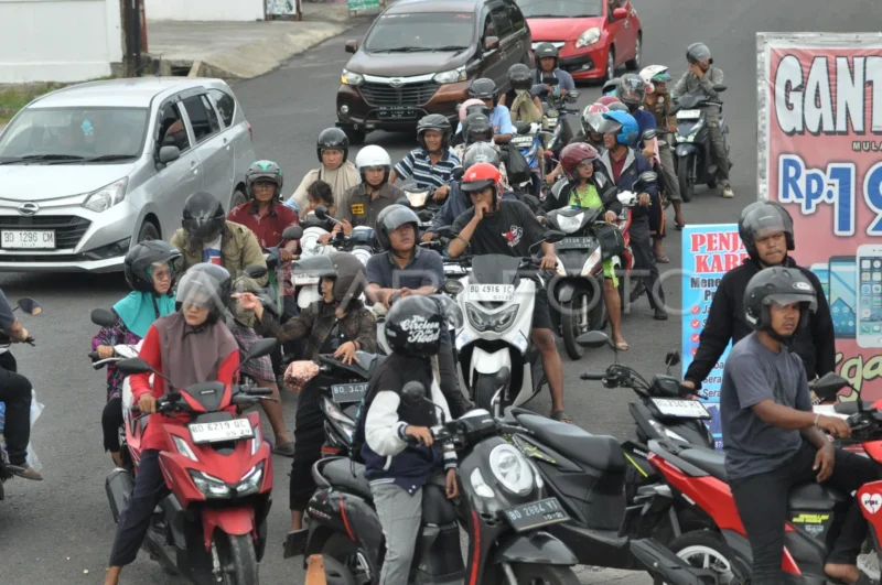Warga mengantre pembelian Bahan Bakar Minyak (BBM) subsidi jenis Pertalite di salah satu Stasiun Pengisian Bahan Bakar Umum (SPBU) di Kota Bengkulu, Bengkulu, Sabtu (24/5/2025). ( Poto : ANTARA )