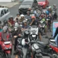 Warga mengantre pembelian Bahan Bakar Minyak (BBM) subsidi jenis Pertalite di salah satu Stasiun Pengisian Bahan Bakar Umum (SPBU) di Kota Bengkulu, Bengkulu, Sabtu (24/5/2025). ( Poto : ANTARA )