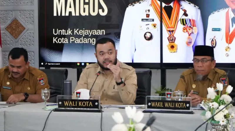 Wali Kota Padang Fadly Amran menegaskan bahwa seluruh OPD harus bergerak lebih cepat dan inovatif dalam menggali Pendapatan Asli Daerah (PAD).( poto : padangkita.com )