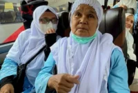 Nurlena (64), pedagang sayur asal Kabupaten Tanah Datar, Sumatera Barat, akhirnya menunaikan ibadah haji setelah menabung selama 13 tahun dari hasil berdagang.( poto : padangkita.com )