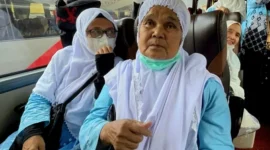 Nurlena (64), pedagang sayur asal Kabupaten Tanah Datar, Sumatera Barat, akhirnya menunaikan ibadah haji setelah menabung selama 13 tahun dari hasil berdagang.( poto : padangkita.com )