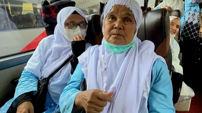 Nurlena (64), pedagang sayur asal Kabupaten Tanah Datar, Sumatera Barat, akhirnya menunaikan ibadah haji setelah menabung selama 13 tahun dari hasil berdagang.( poto : padangkita.com )