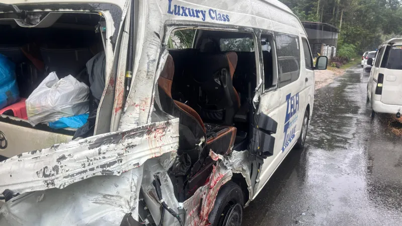 Kecelakaan Toyota Hiace terjadi di Jorong Air Putih, Kenagarian Lubuk Bangku, Kecamatan Harau, Kabupaten Limapuluh Kota, Rabu (17/6/2026).( poto : langgam.id )
