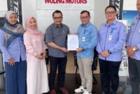 Perjanjian Kerja Sama (PKS) oleh Pemimpin Divisi Pemasaran Bank Nagari, Syafrizal CH, dan Branch Manager PT Maju Global Motor, Leonaldo Fitramardika, di Padang, Rabu (17/6/2026).( poto : infosumbar.net )