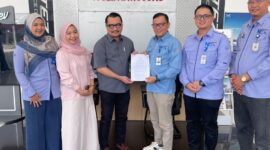 Perjanjian Kerja Sama (PKS) oleh Pemimpin Divisi Pemasaran Bank Nagari, Syafrizal CH, dan Branch Manager PT Maju Global Motor, Leonaldo Fitramardika, di Padang, Rabu (17/6/2026).( poto : infosumbar.net )