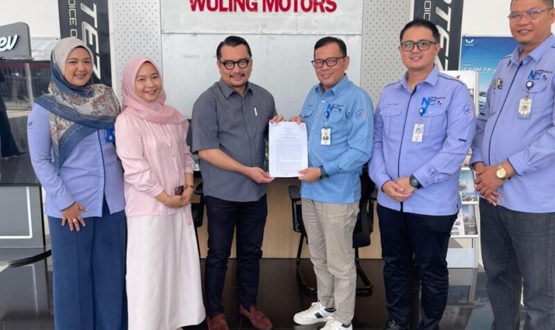Perjanjian Kerja Sama (PKS) oleh Pemimpin Divisi Pemasaran Bank Nagari, Syafrizal CH, dan Branch Manager PT Maju Global Motor, Leonaldo Fitramardika, di Padang, Rabu (17/6/2026).( poto : infosumbar.net )