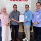 Perjanjian Kerja Sama (PKS) oleh Pemimpin Divisi Pemasaran Bank Nagari, Syafrizal CH, dan Branch Manager PT Maju Global Motor, Leonaldo Fitramardika, di Padang, Rabu (17/6/2026).( poto : infosumbar.net )
