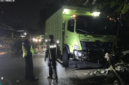 Longsor Lubuk Paraku Padang menutup jalur Padang–Solok dan mengenai truk.( poto : langgam.id)