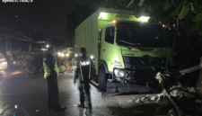 Longsor Lubuk Paraku Padang menutup jalur Padang–Solok dan mengenai truk.( poto : langgam.id)