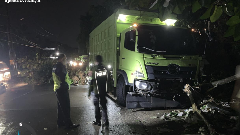 Longsor Lubuk Paraku Padang menutup jalur Padang–Solok dan mengenai truk.( poto : langgam.id)