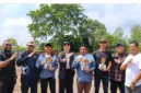 Kapolres dan Bupati Dharmasraya menyerahkan hadiah juara Motor Cross Hari Bhayangkara ke-80.( poto : padek.jawapos.id )
