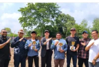 Kapolres dan Bupati Dharmasraya menyerahkan hadiah juara Motor Cross Hari Bhayangkara ke-80.( poto : padek.jawapos.id )