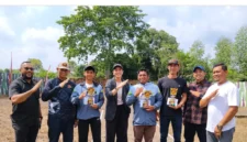 Kapolres dan Bupati Dharmasraya menyerahkan hadiah juara Motor Cross Hari Bhayangkara ke-80.( poto : padek.jawapos.id )